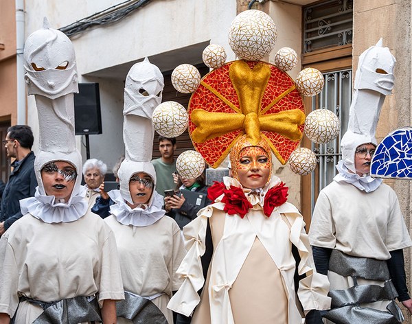 A Riudoms, l’acte inaugural s'ha centrat en un espectacle itinerant que ha recorregut els carrers que l’arquitecte trepitjava durant la seva infantesa i joventut