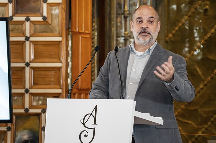 El professor Galdric Santana, en l'acte de presentació de l'Any Gaudí, el 30 d'octubre