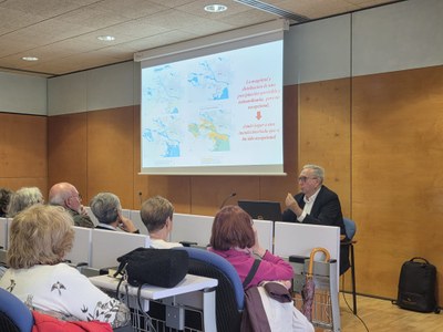 Les Aules de la Gent Gran de la UPC i el Club UPC Sènior, junts a la Conferència de José María Baldasano